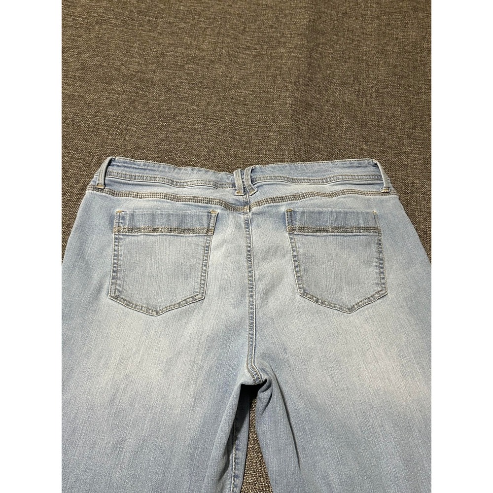Gloria Vanderbilt Women's 16 Capri Jeans Light Wash Slimming Effect Button Hem - Picture 9 of 9